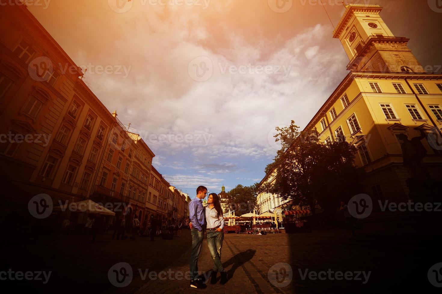 casal se diverte na cidade foto