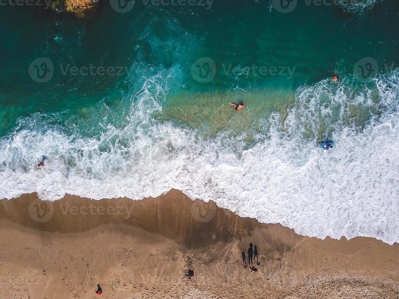 vista aérea do drone voador de pessoas relaxando foto