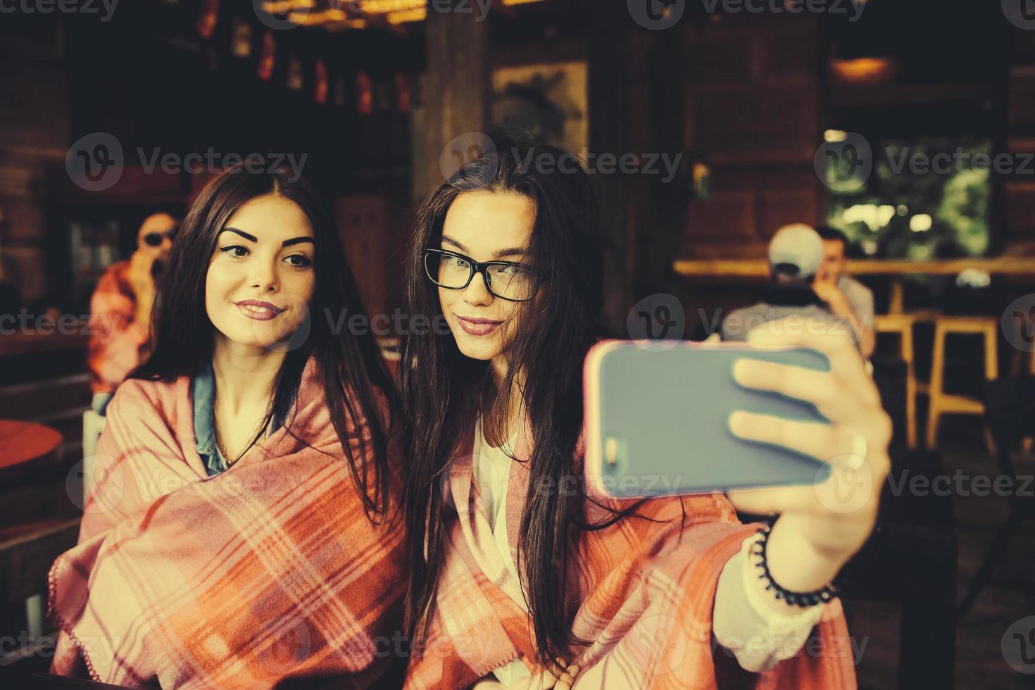 dois amigos íntimos fazem selfie no café foto