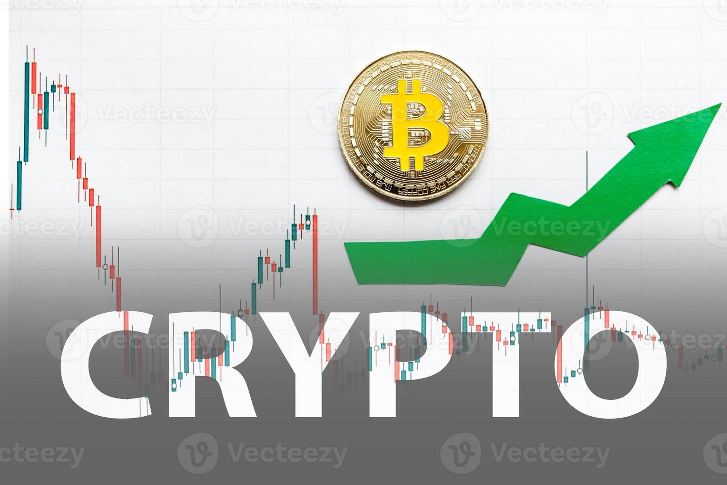 valorização do bitcoin de dinheiro virtual. seta verde e bitcoin de prata na classificação do índice do gráfico forex de papel sobem no fundo do mercado de câmbio. conceito de valorização da criptomoeda. foto