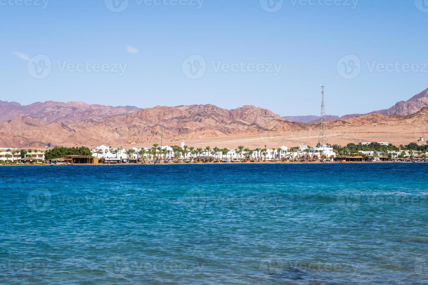 panorama na cordilheira do sinai egito semelhante a paisagens marcianas com vista para o mar foto