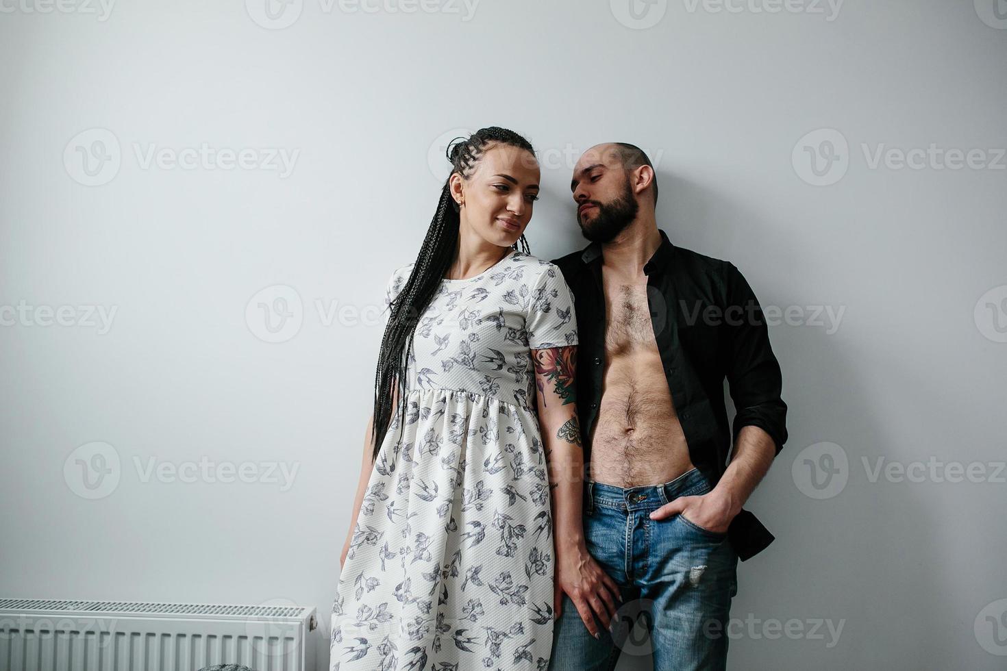 homem e mulher em uma parede branca foto