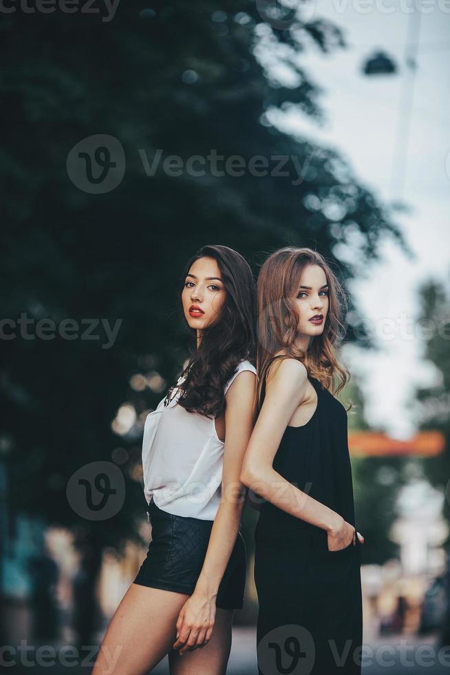 garotas bonitas posando em uma rua da cidade foto
