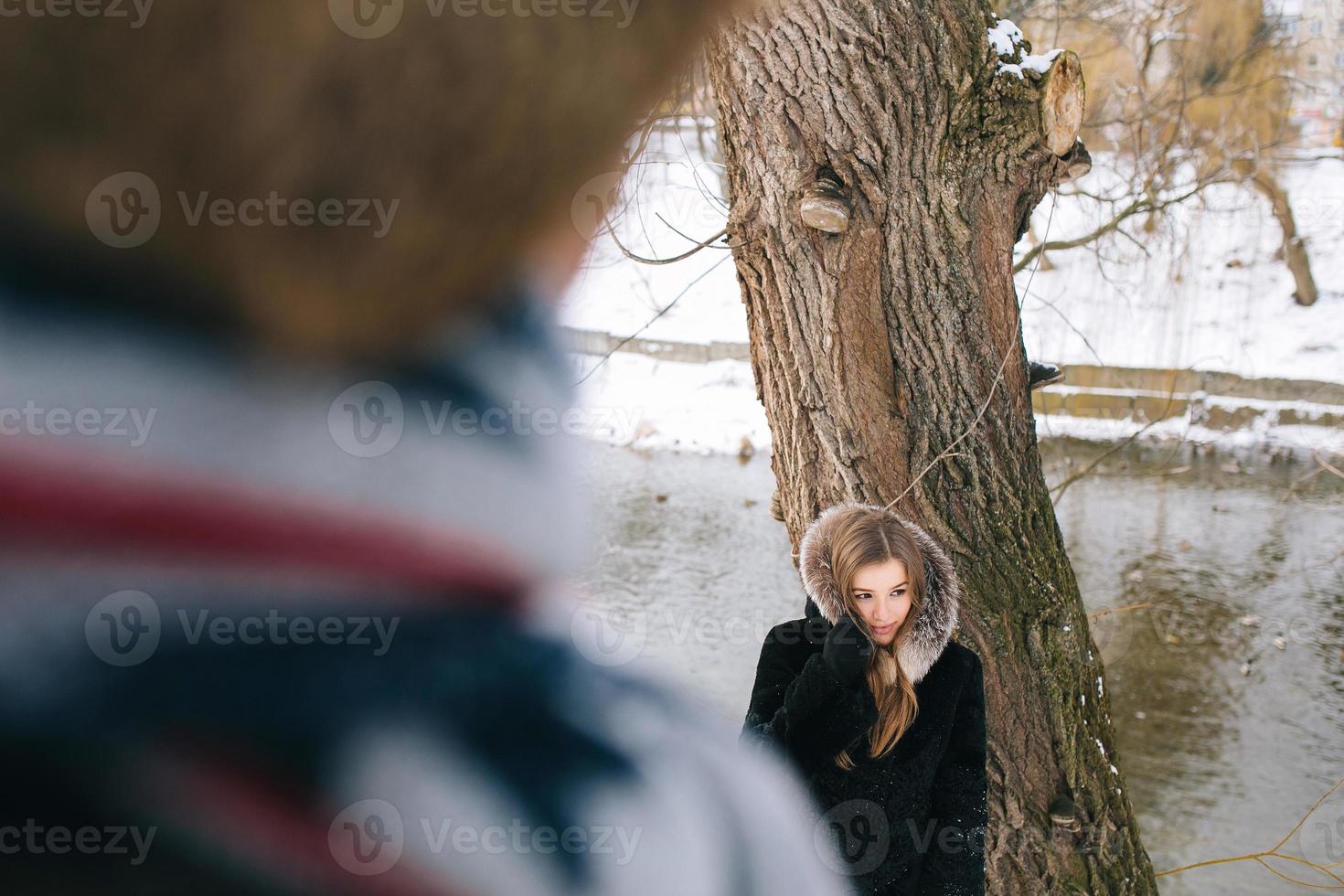 lindo casal em um parque nevado foto