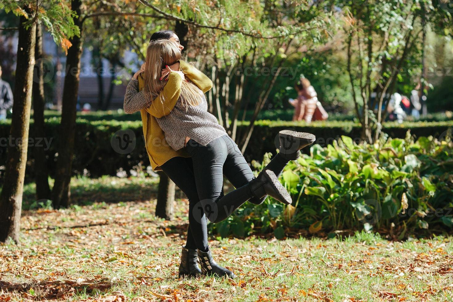 duas garotas se divertindo no parque foto