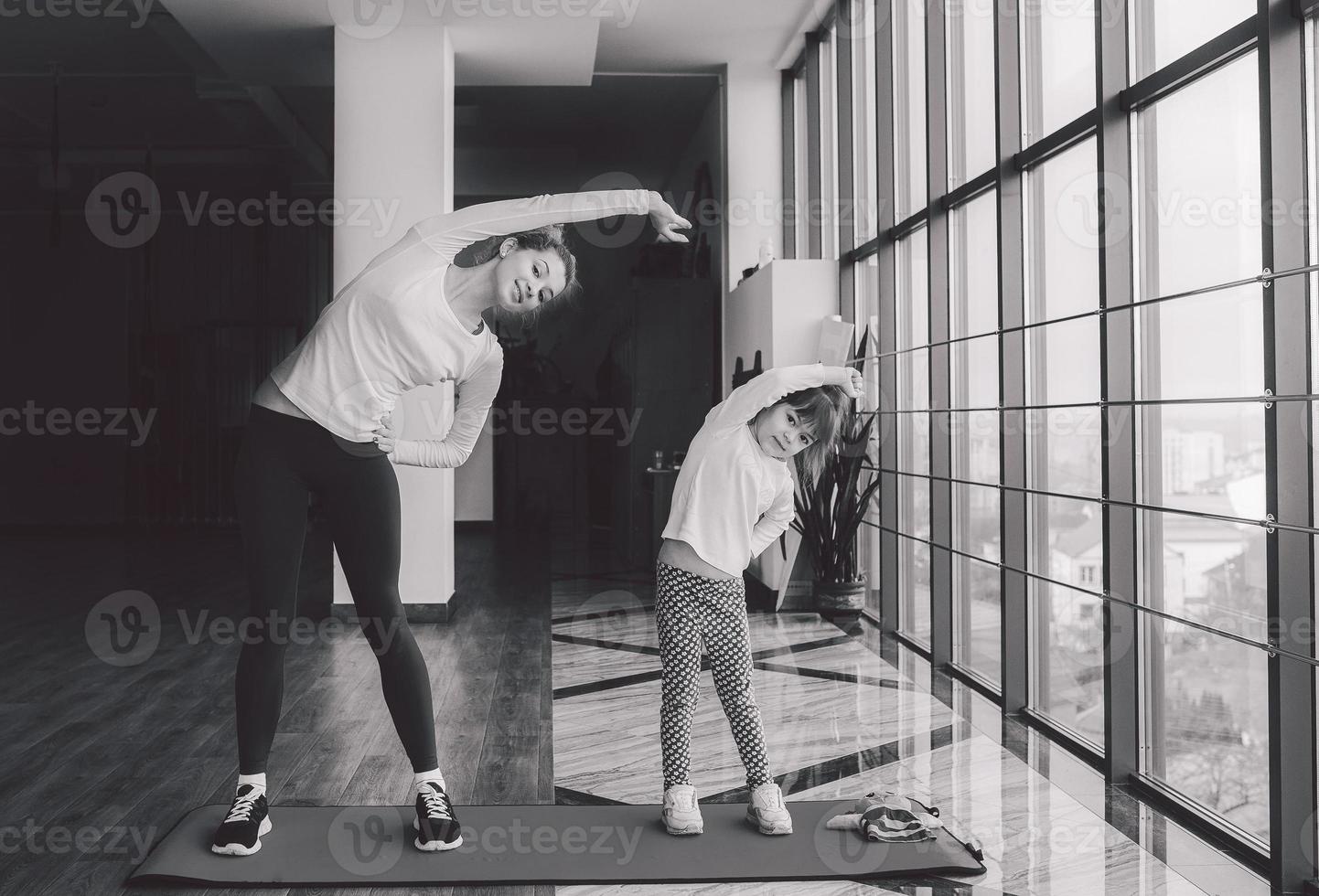 família encantadora passa o tempo na academia foto