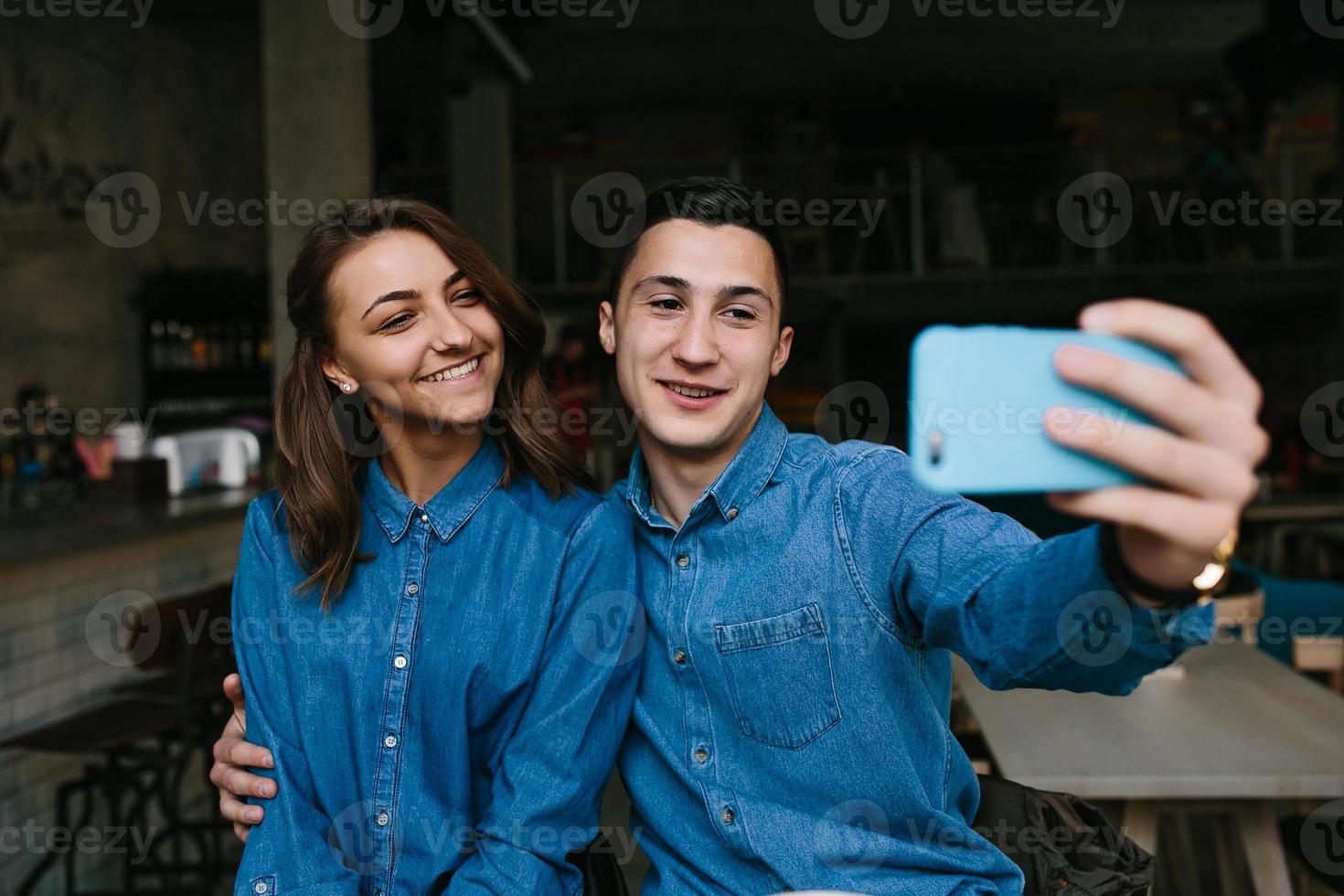 lindo casal jovem foto