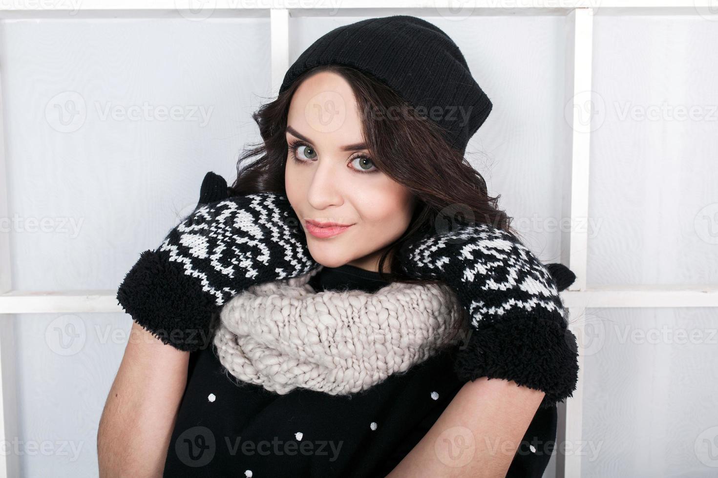 linda garota com roupa de inverno posando para a câmera. fundo de natal foto