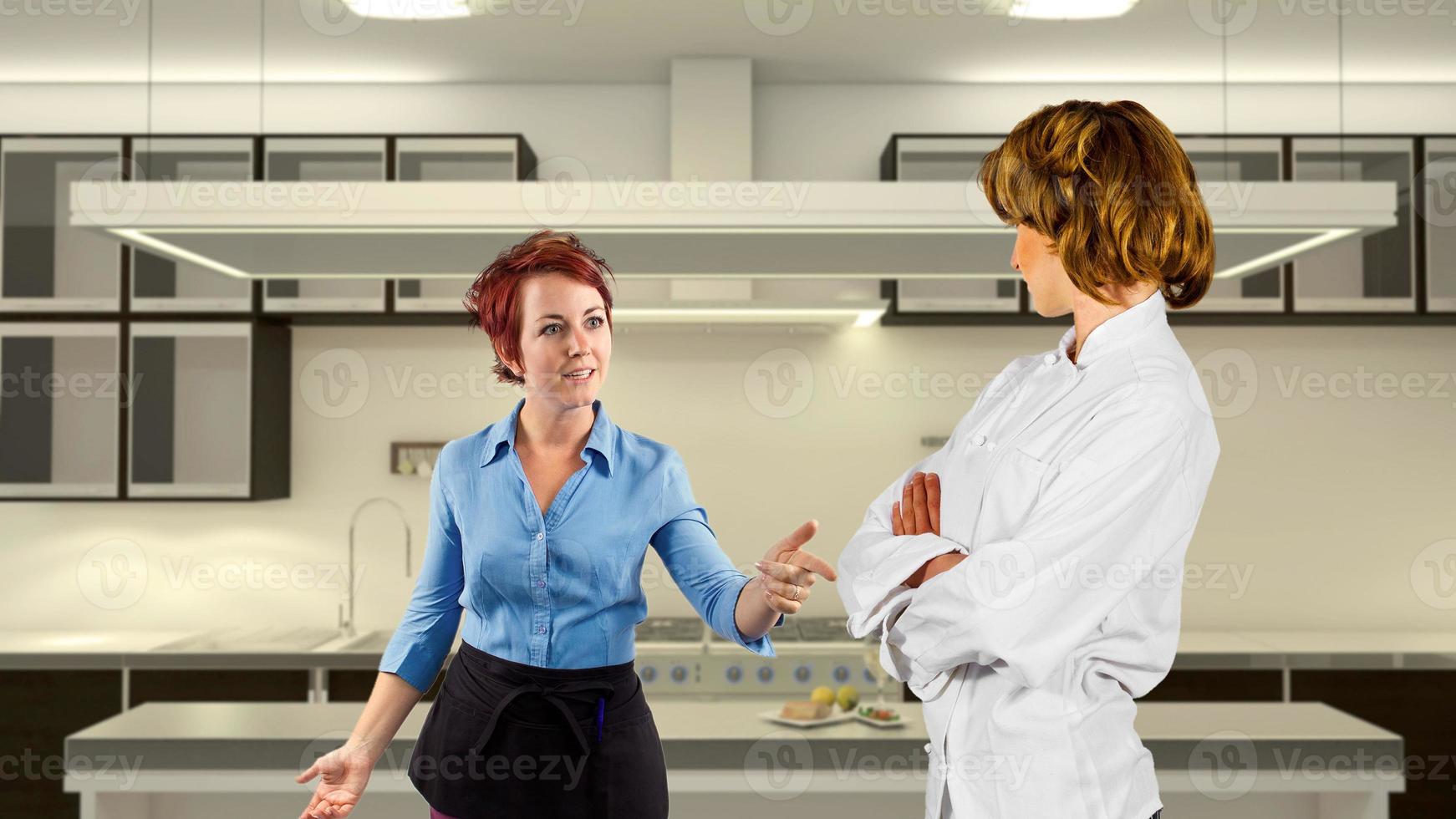 discutindo garçonete e chef de cozinha em uma cozinha foto