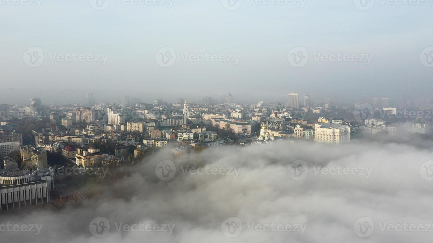 vista aérea da cidade no nevoeiro. foto