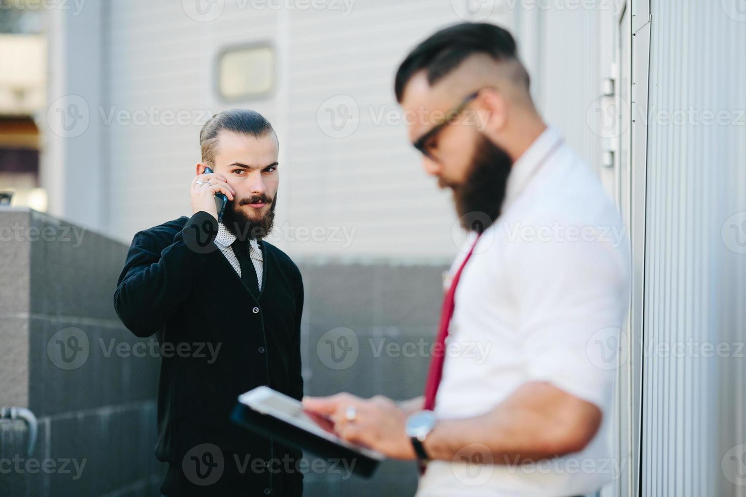 dois empresário no trabalho foto