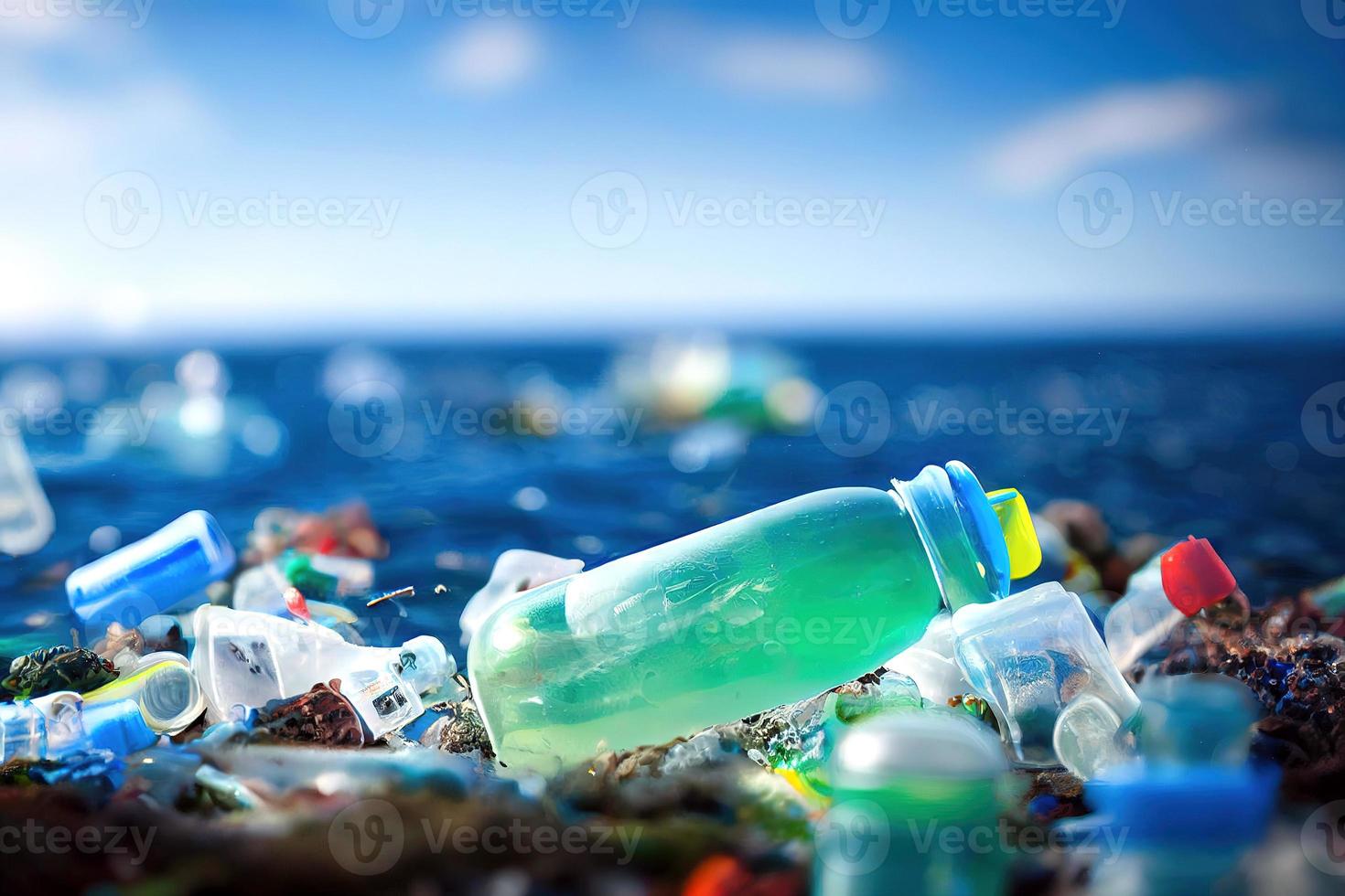 garrafas plásticas problemáticas e microplásticos flutuando no oceano. foto