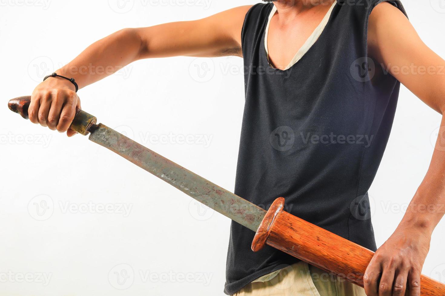 homem segurando facão isolado foto