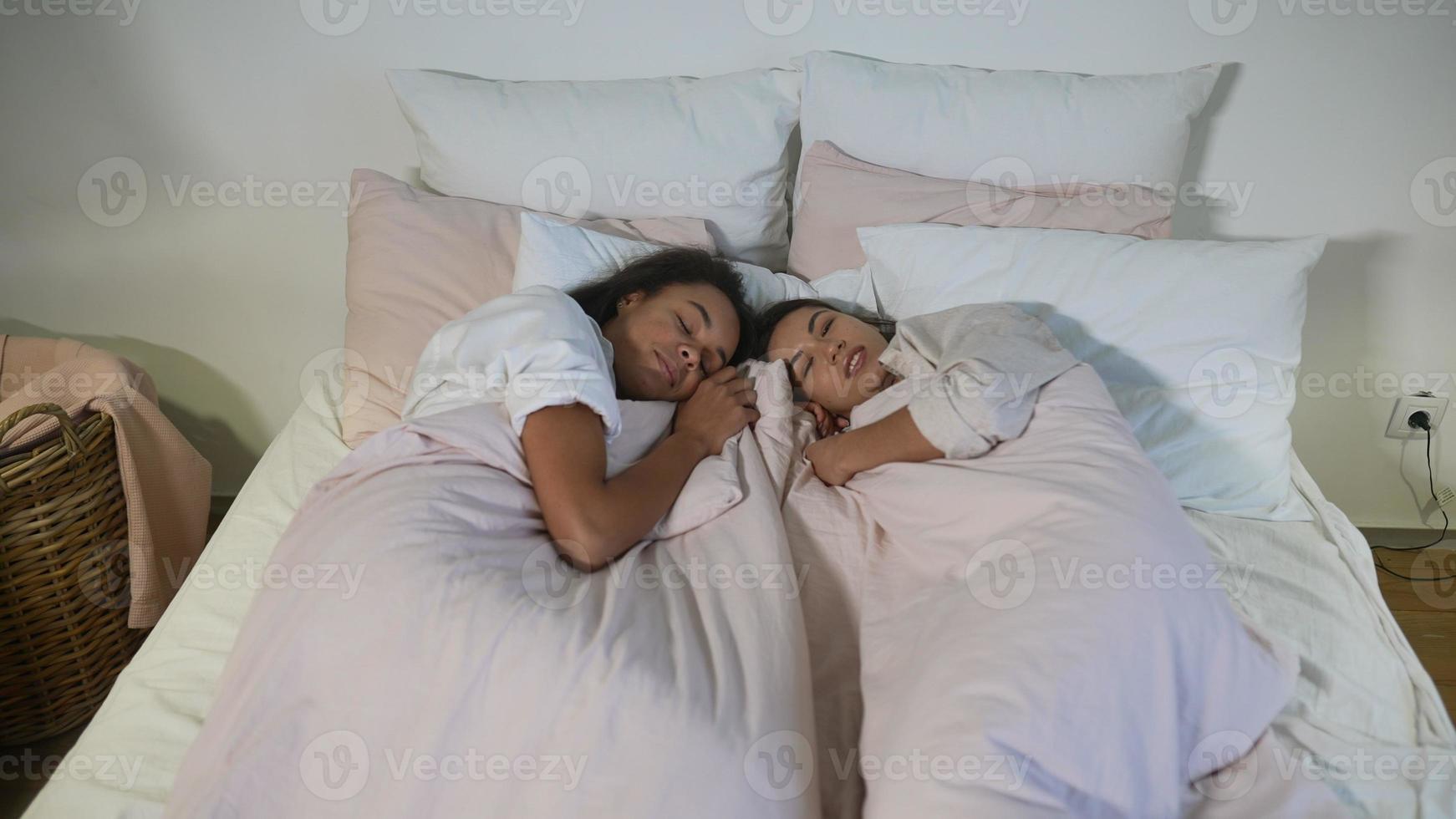 manhã depois da festa, mulheres jovens dormindo na cama foto