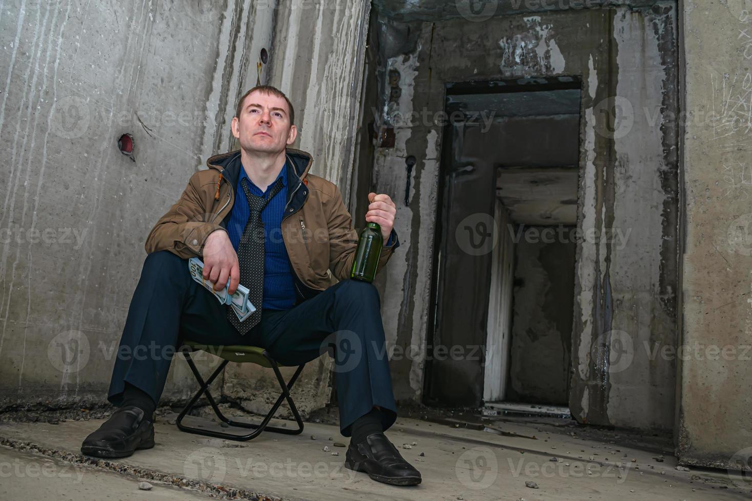 homem preso com último dinheiro bebe álcool nas catacumbas foto