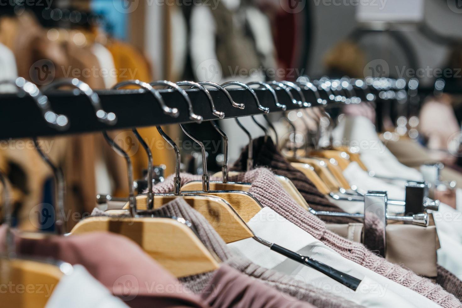 roupas da moda em cabides no show foto