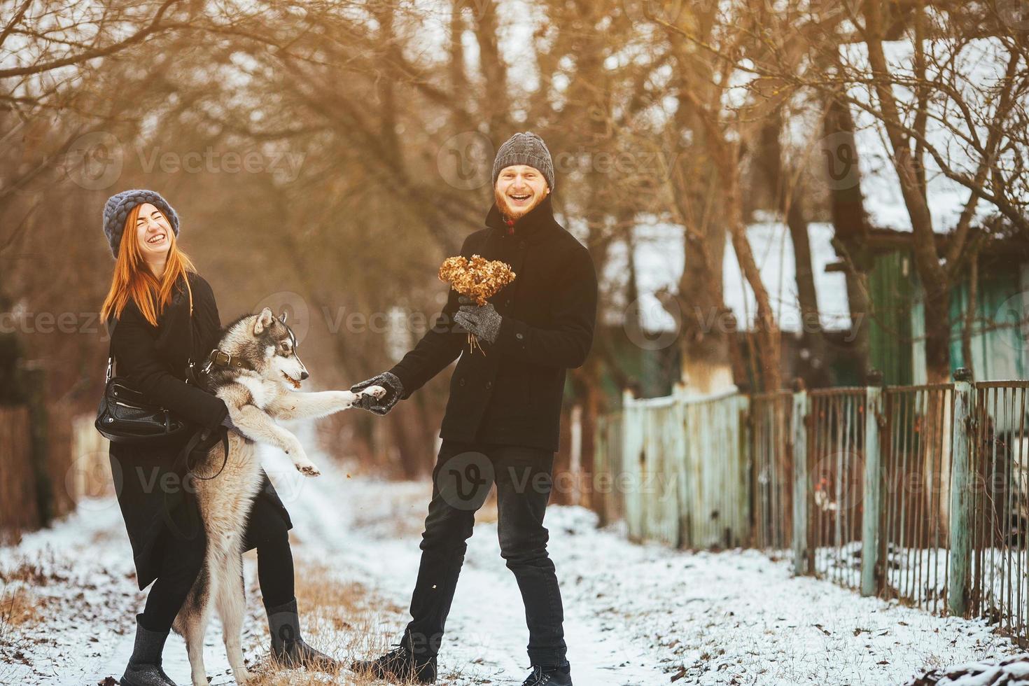 homem e mulher com cachorro andando foto