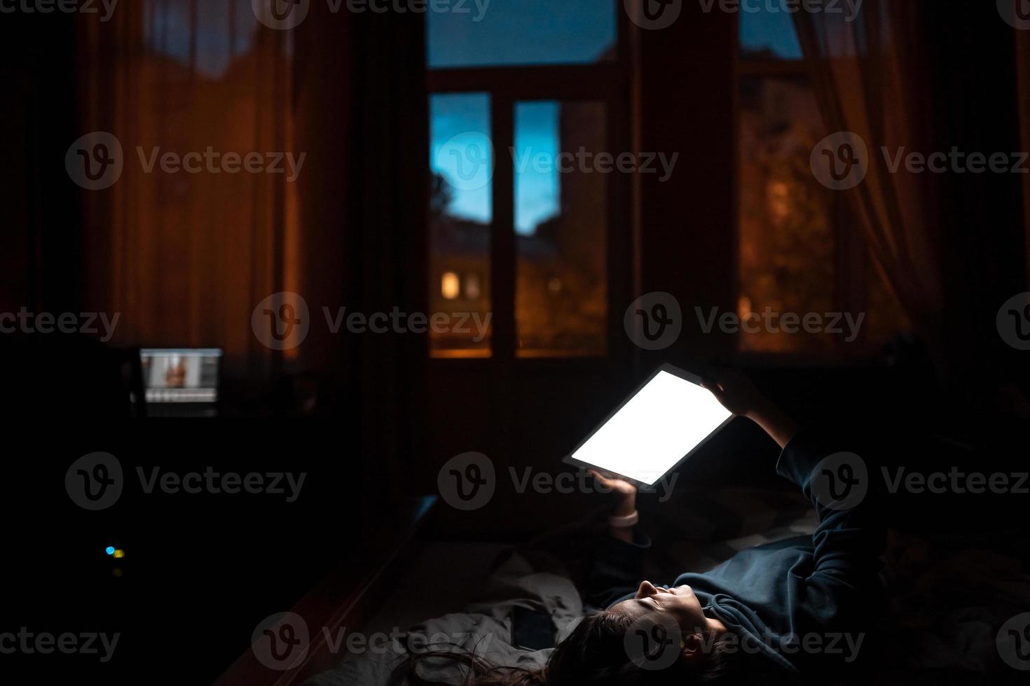 feche para ver as mãos da mulher segurar o tablet com tela vazia. foto