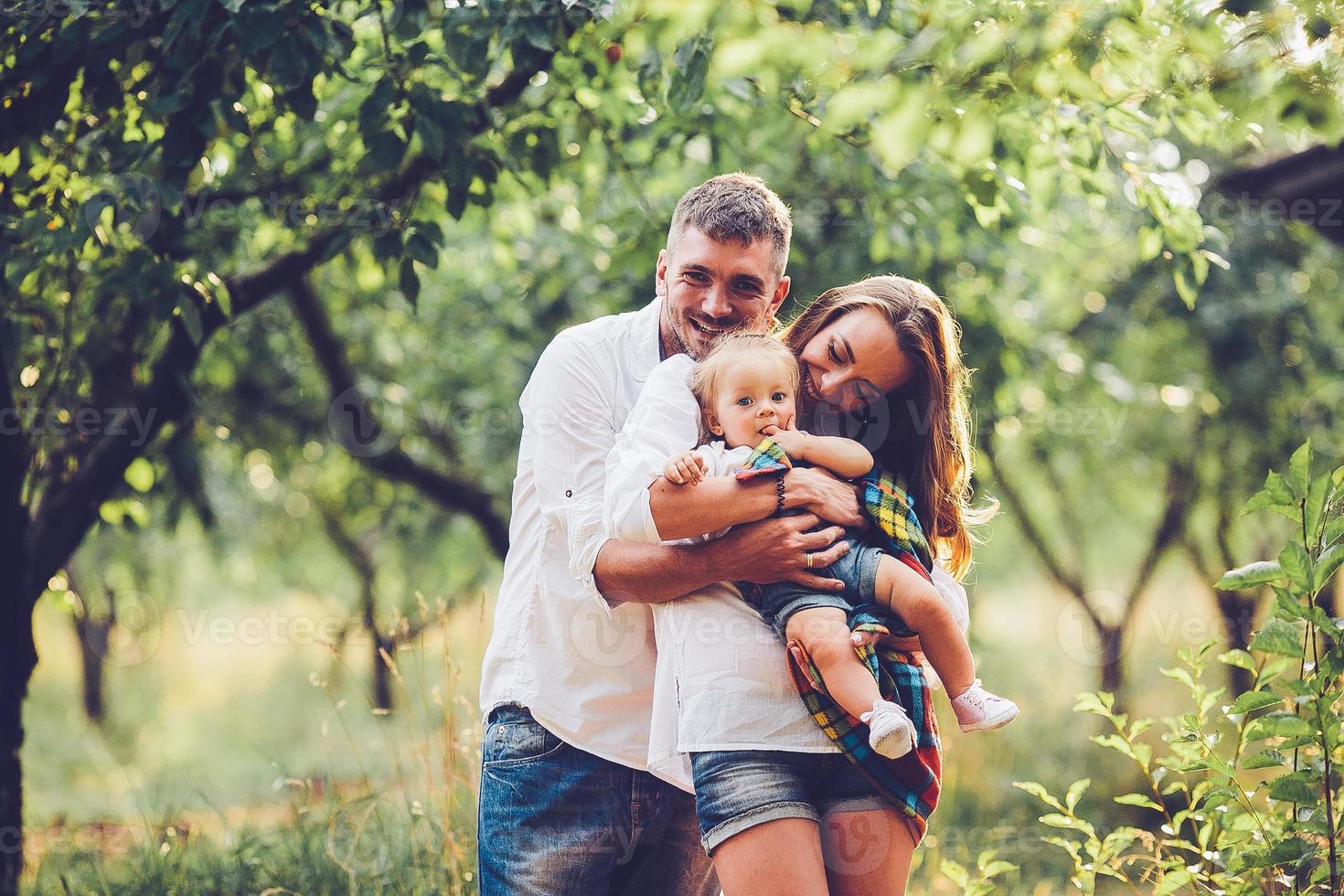 pai, mãe e filha na fazenda foto