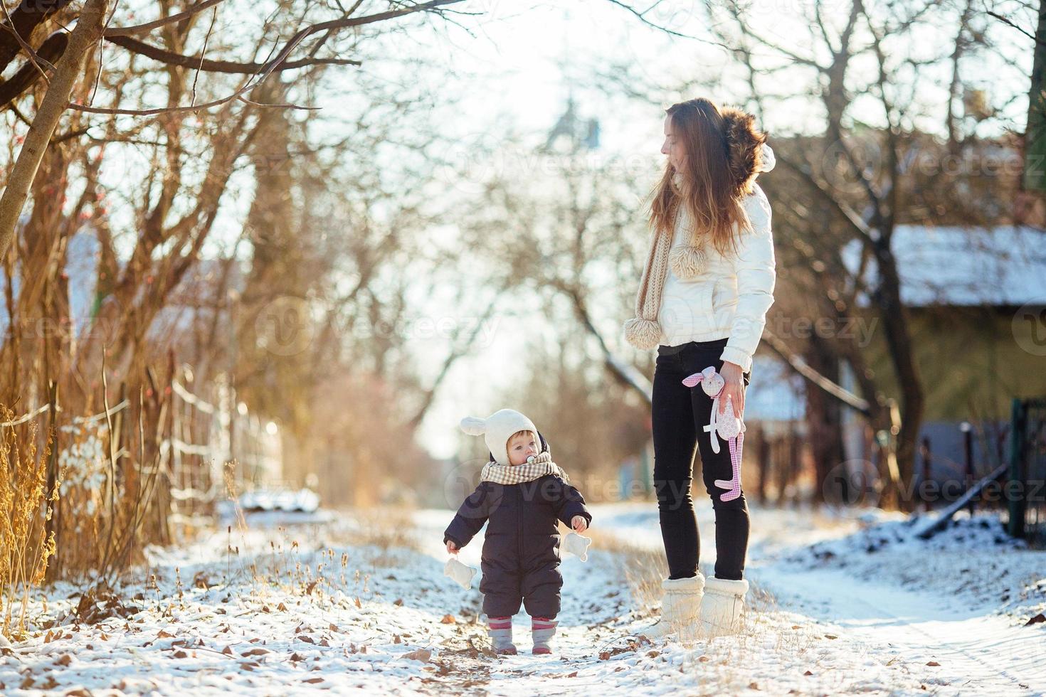 mãe e filha no campo nevado foto