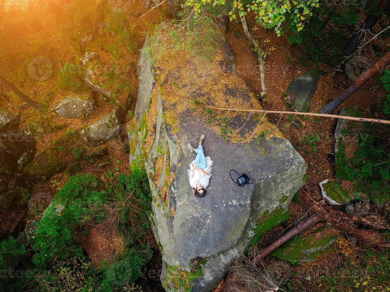 imagem de drone aéreo de cima para baixo de uma floresta. foto