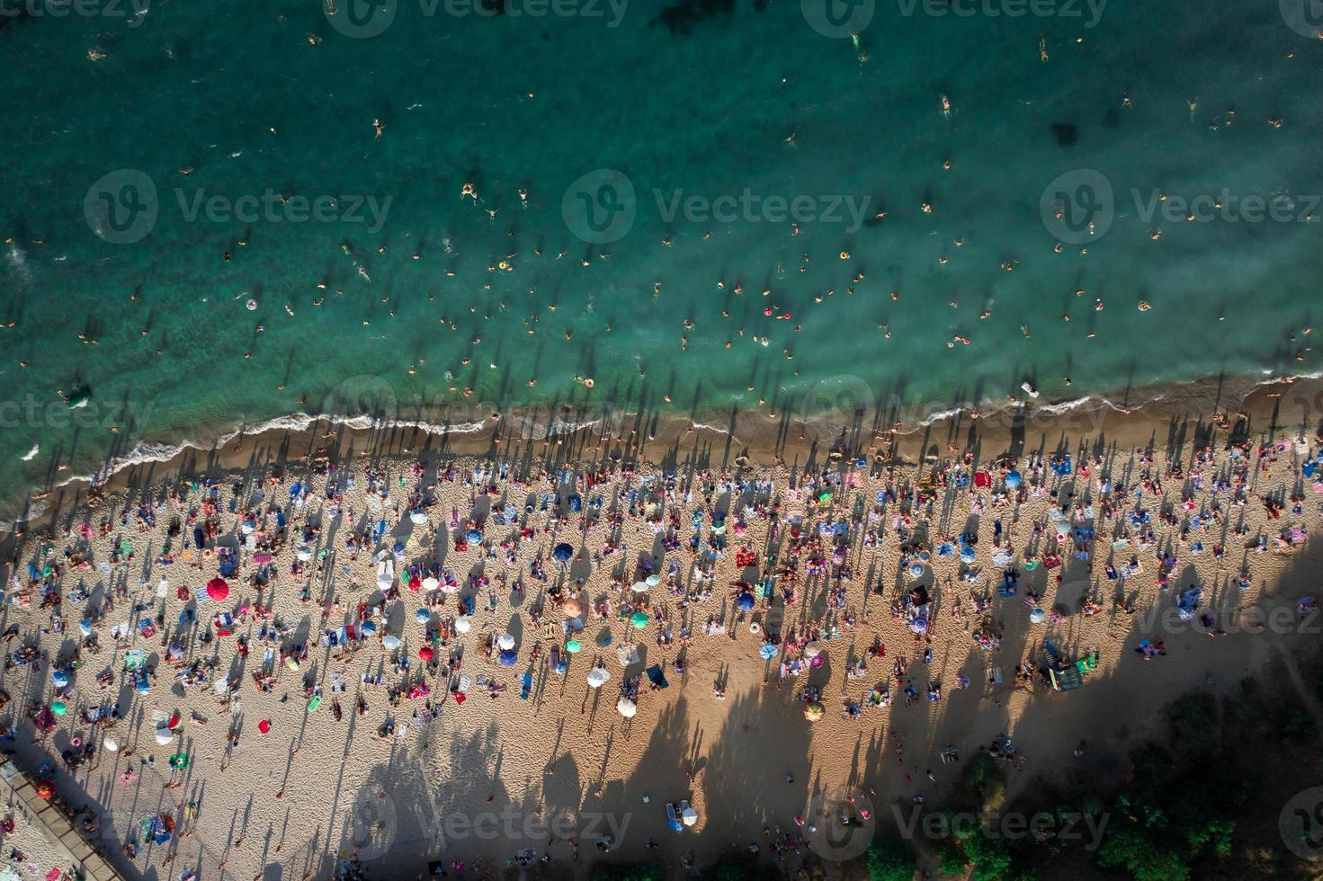 vista aérea da multidão de pessoas na praia foto
