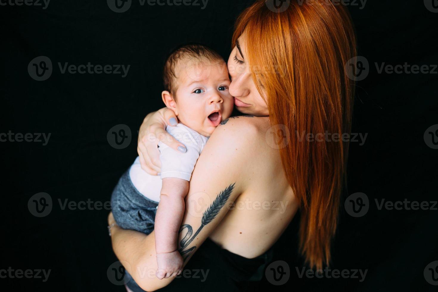 jovem mãe mulher segurando seu filho bebê foto