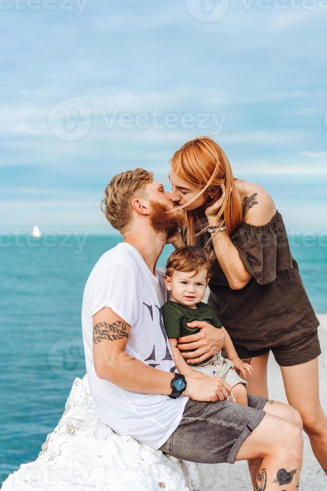 família feliz de férias foto