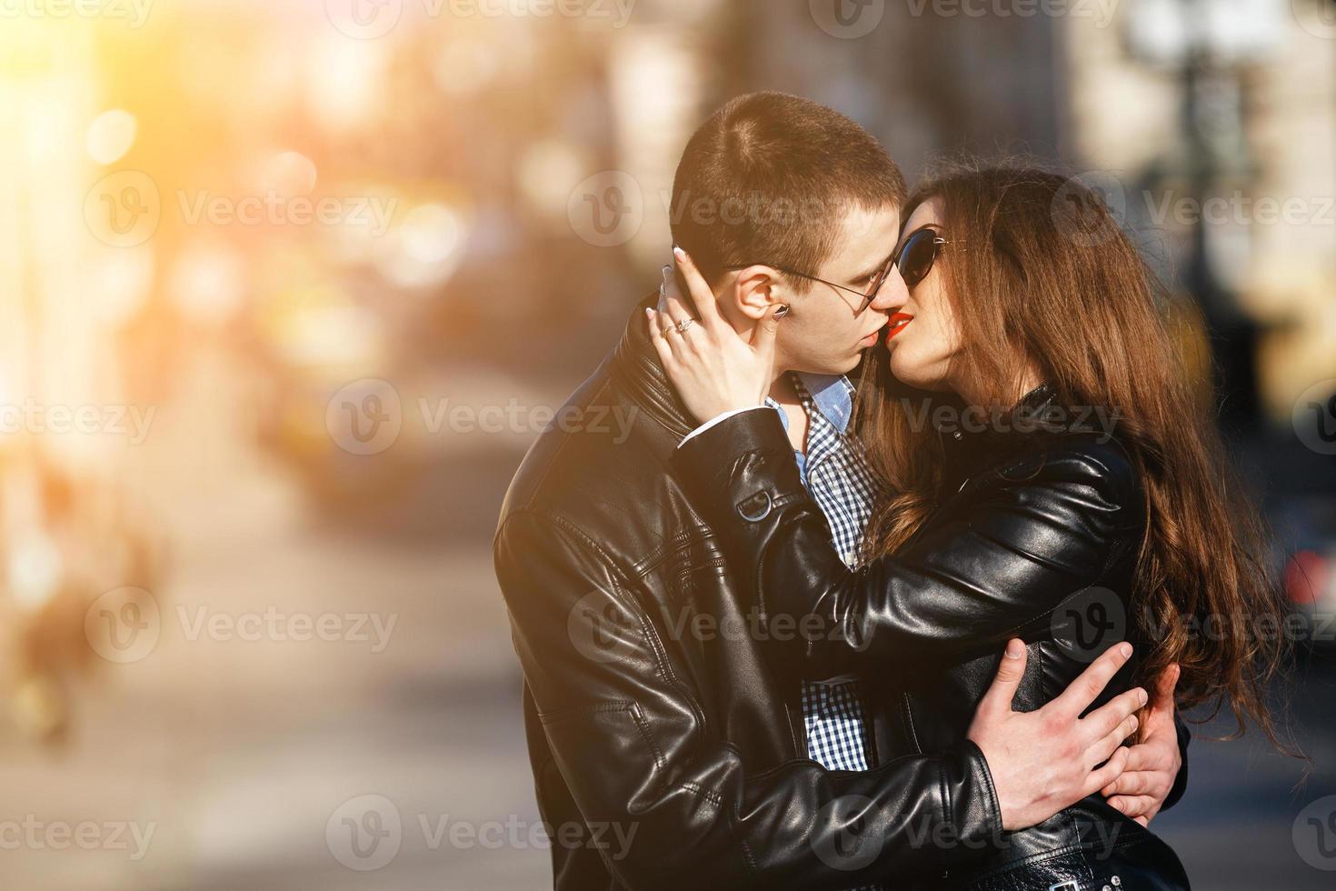 lindo casal posando foto