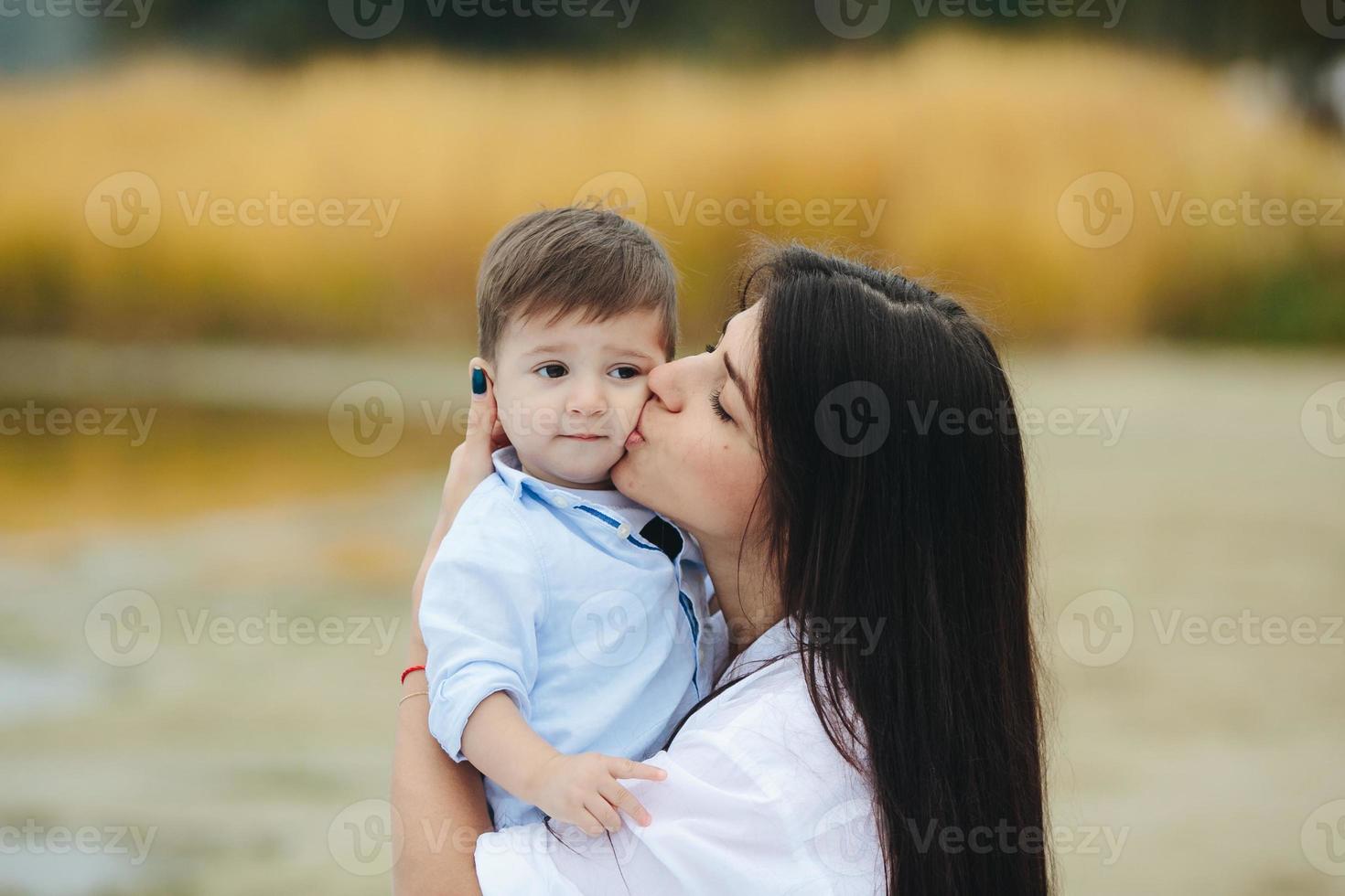 mãe feliz com seu filho pequeno foto