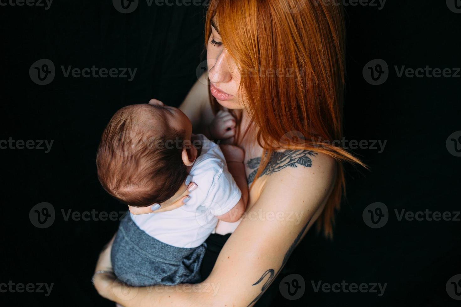 jovem mãe mulher segurando seu filho bebê foto