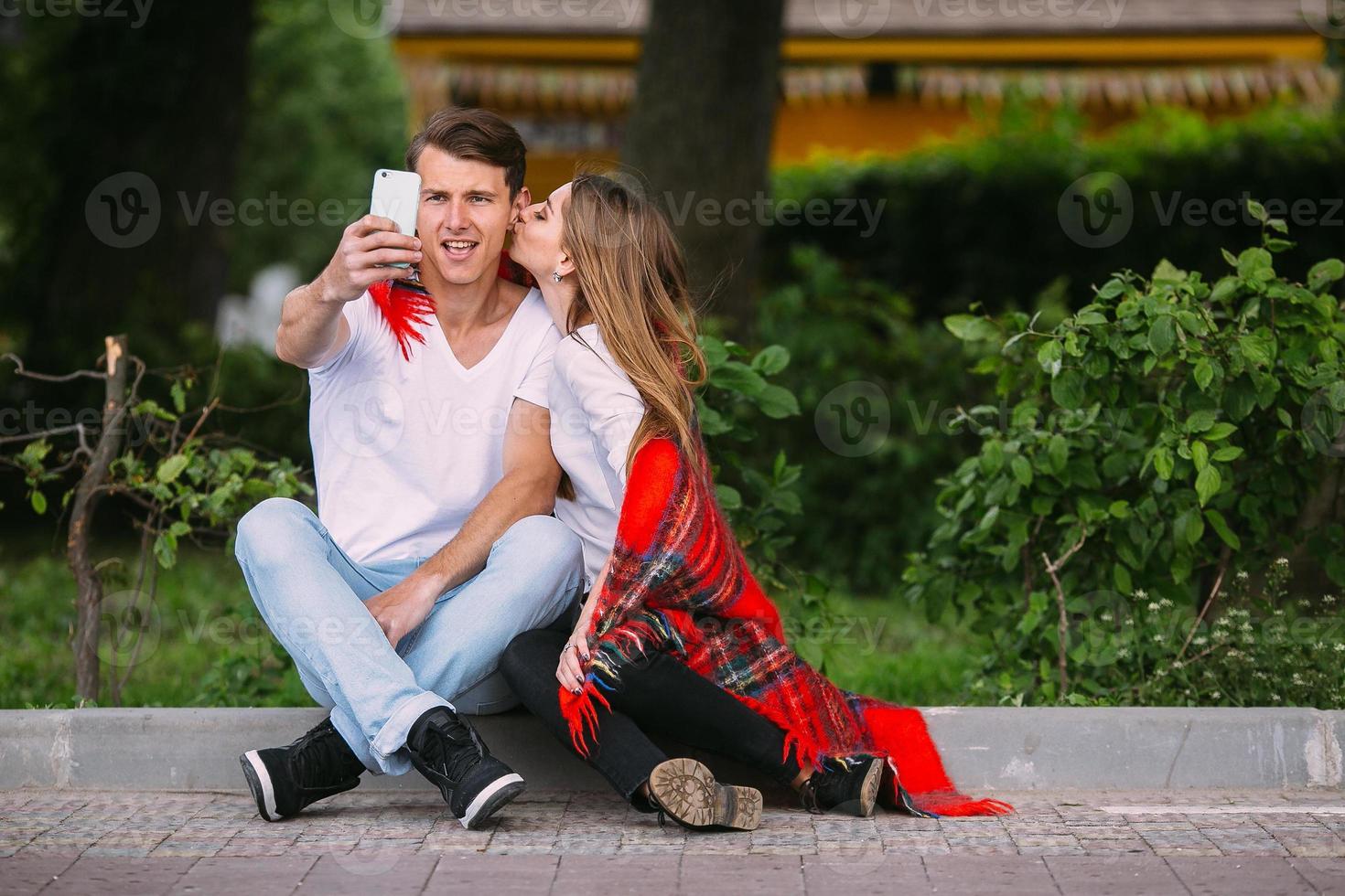 lindo casal jovem faz selfie 11447192 Foto de stock no Vecteezy