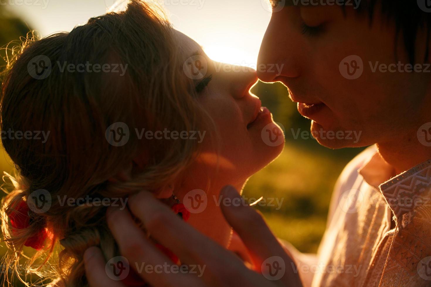 casal se beijando no por do sol foto