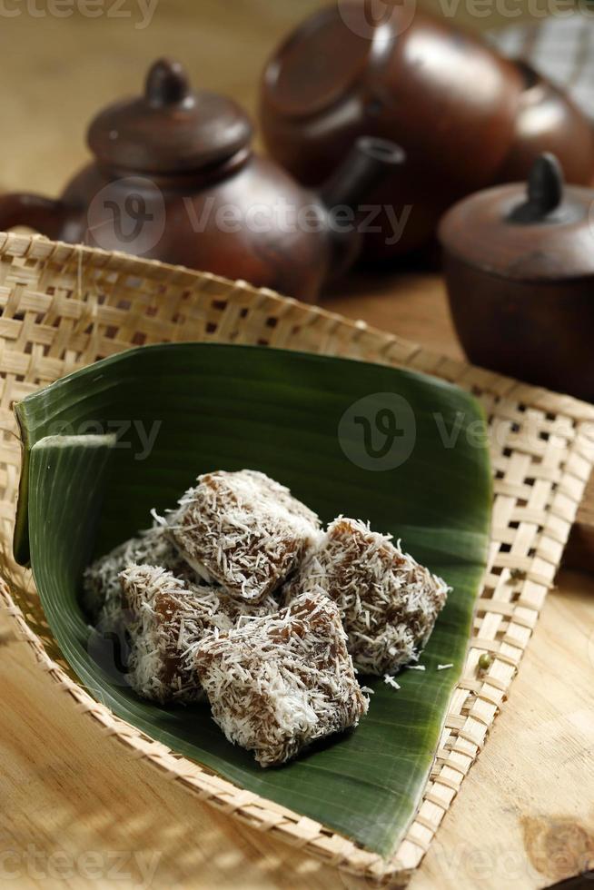 ongol ongol, pasar jajanan tradicional indonésio feito de farinha de sagu e açúcar de palma foto