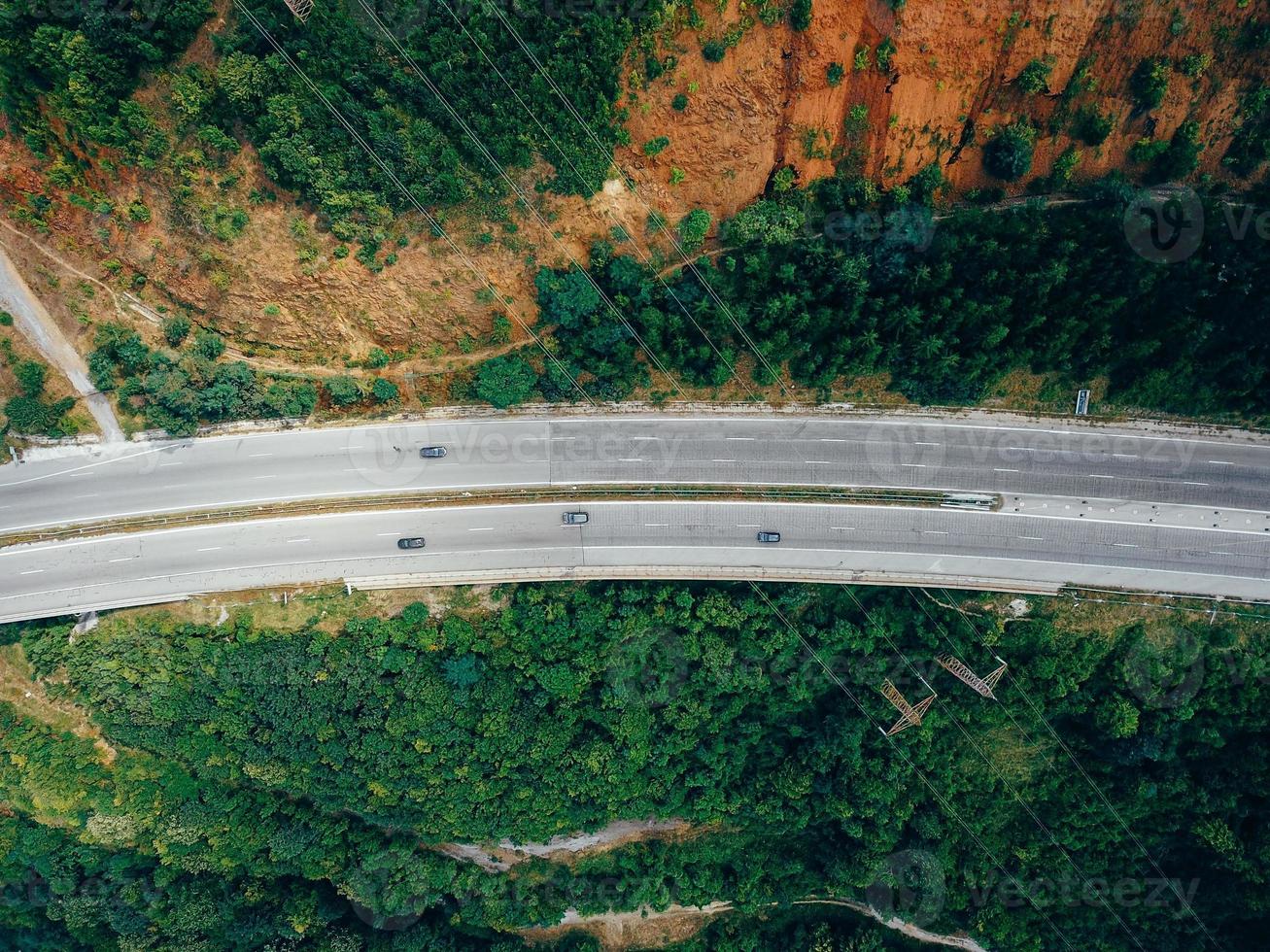 vista aérea da estrada nas montanhas foto