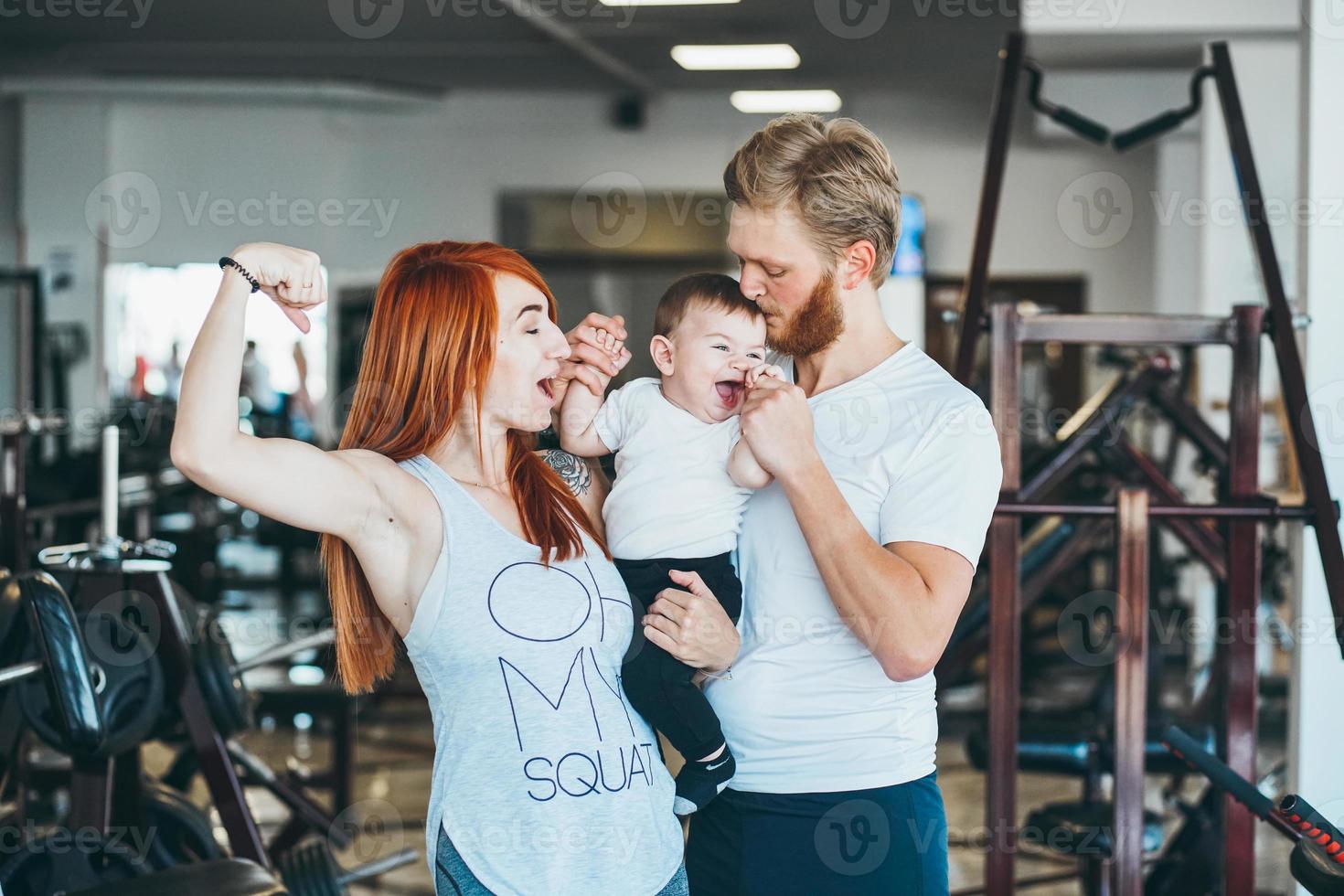 jovem família com menino no ginásio foto