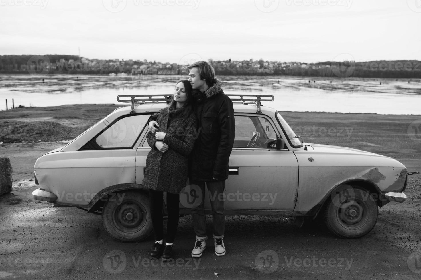 jovem casal lindo no gelo de um lago congelado foto