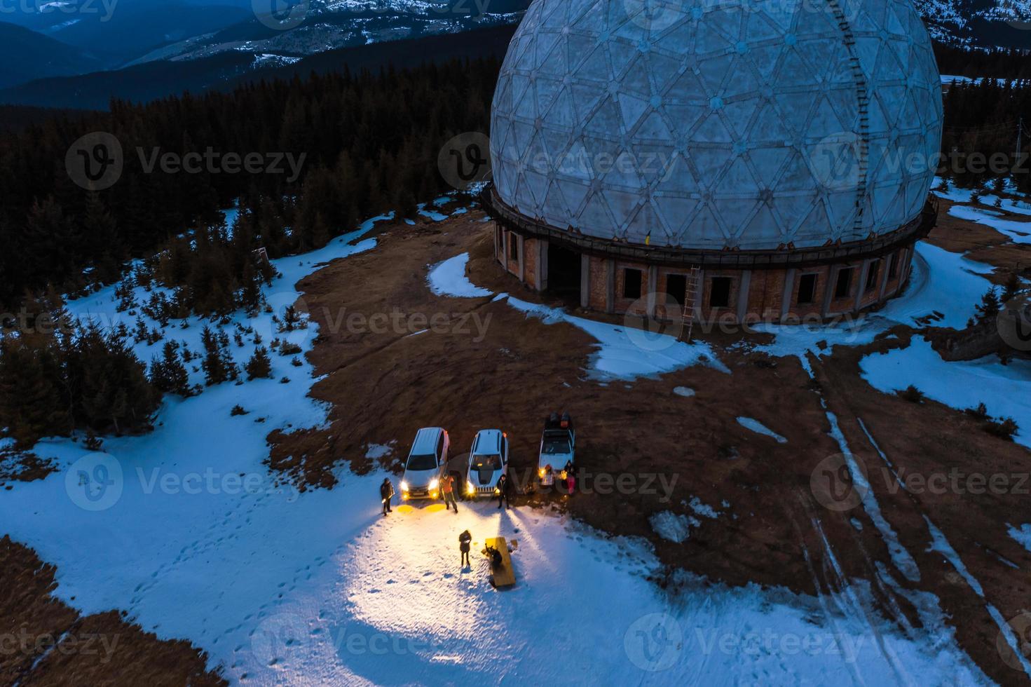 pamir - estação de radar do exército secreto abandonado. nos Cárpatos, na fronteira com a Roménia foto