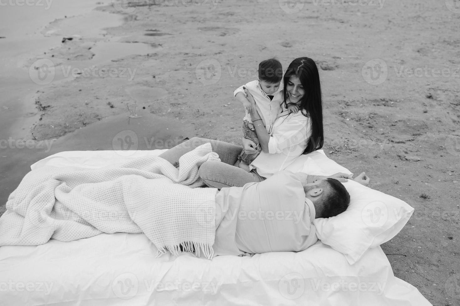 família jovem feliz relaxando juntos no lago foto