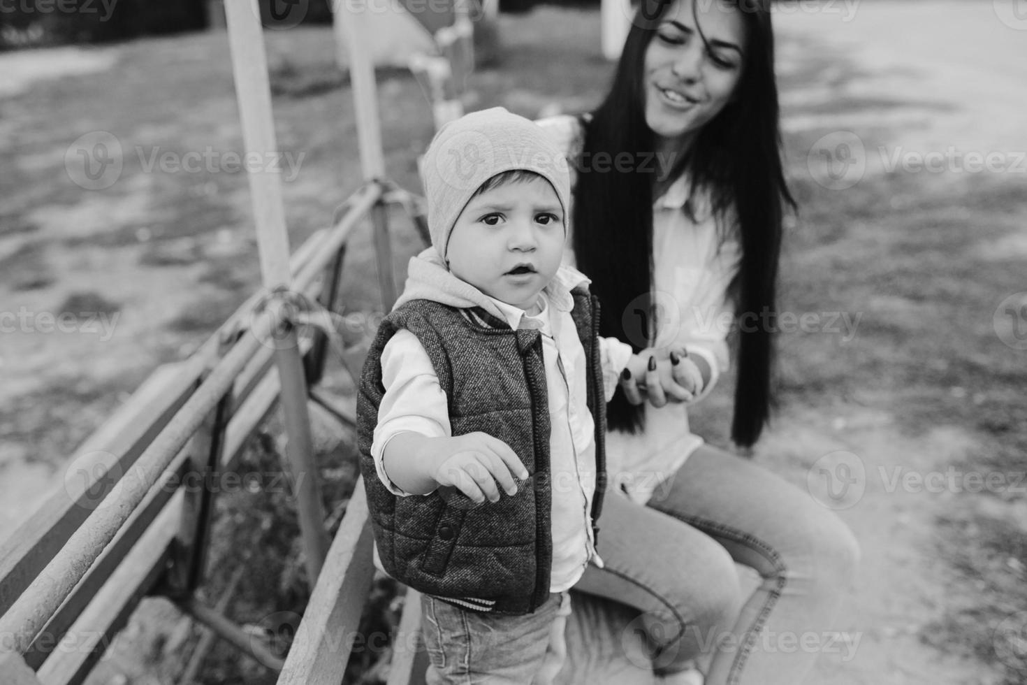 mãe e filho juntos em um banco foto