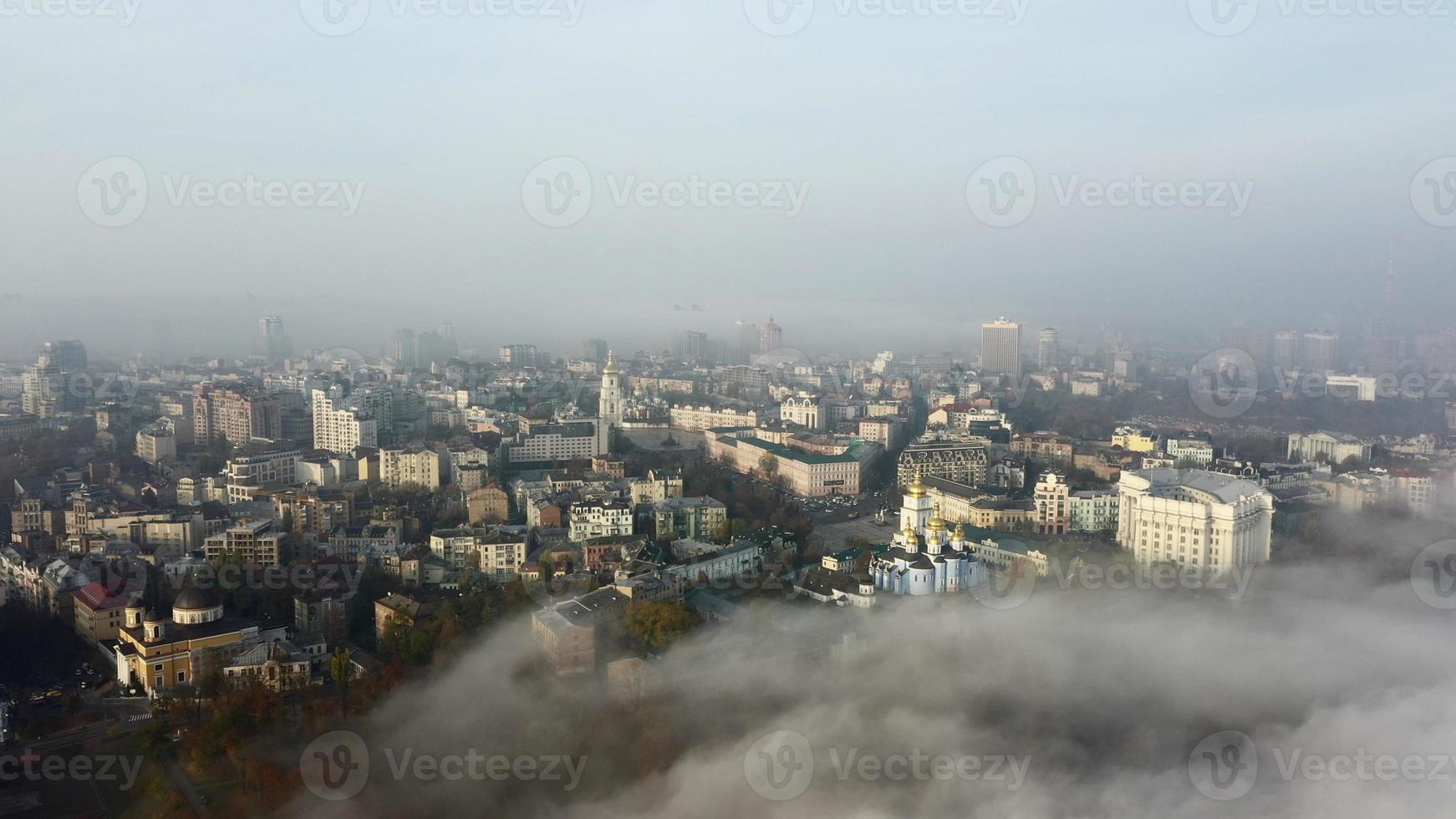 vista aérea da cidade no nevoeiro. foto