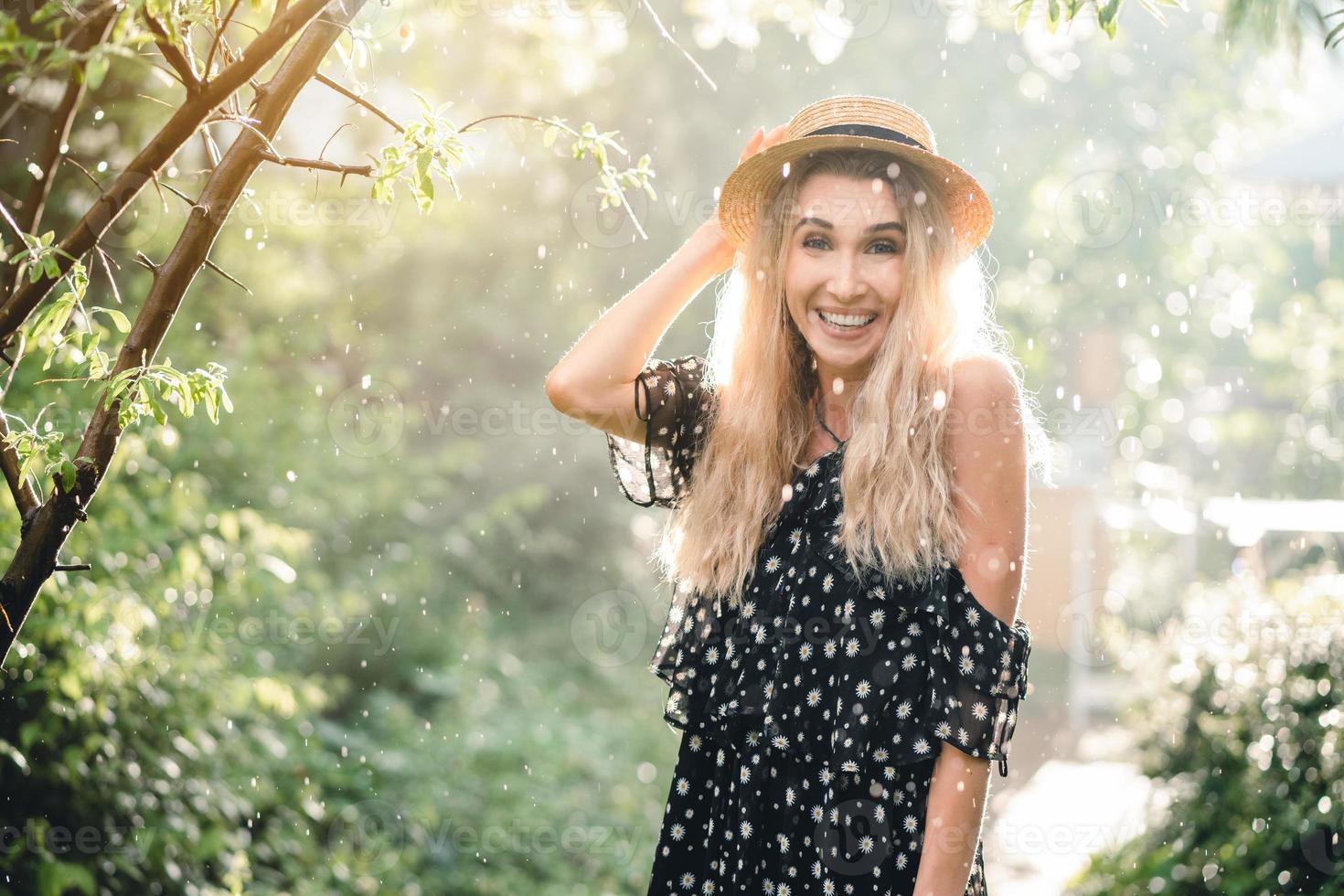 menina de chapéu posando na câmera foto