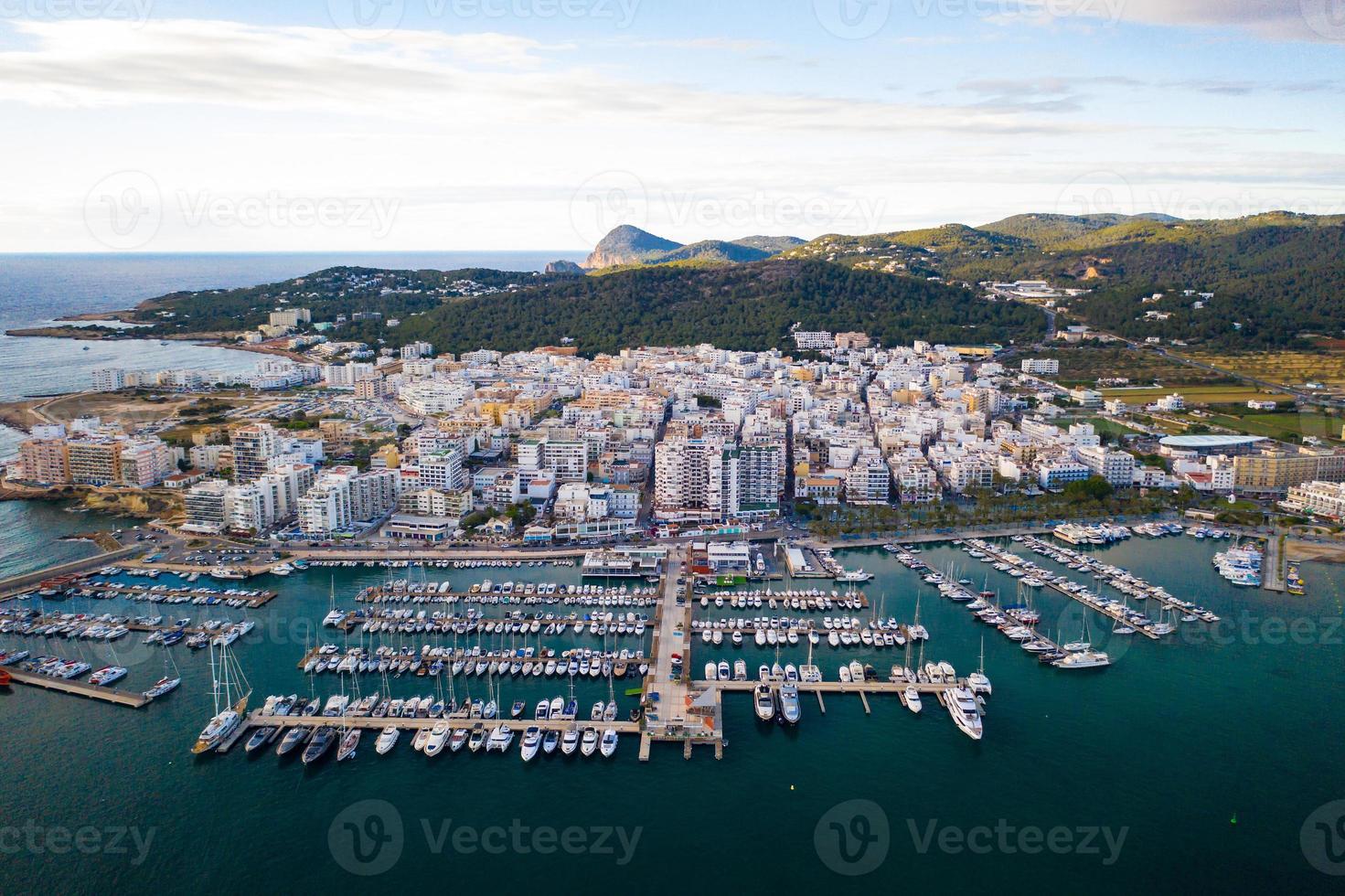 paisagem com barcos na baía de marina, mar, edifícios na cidade. foto