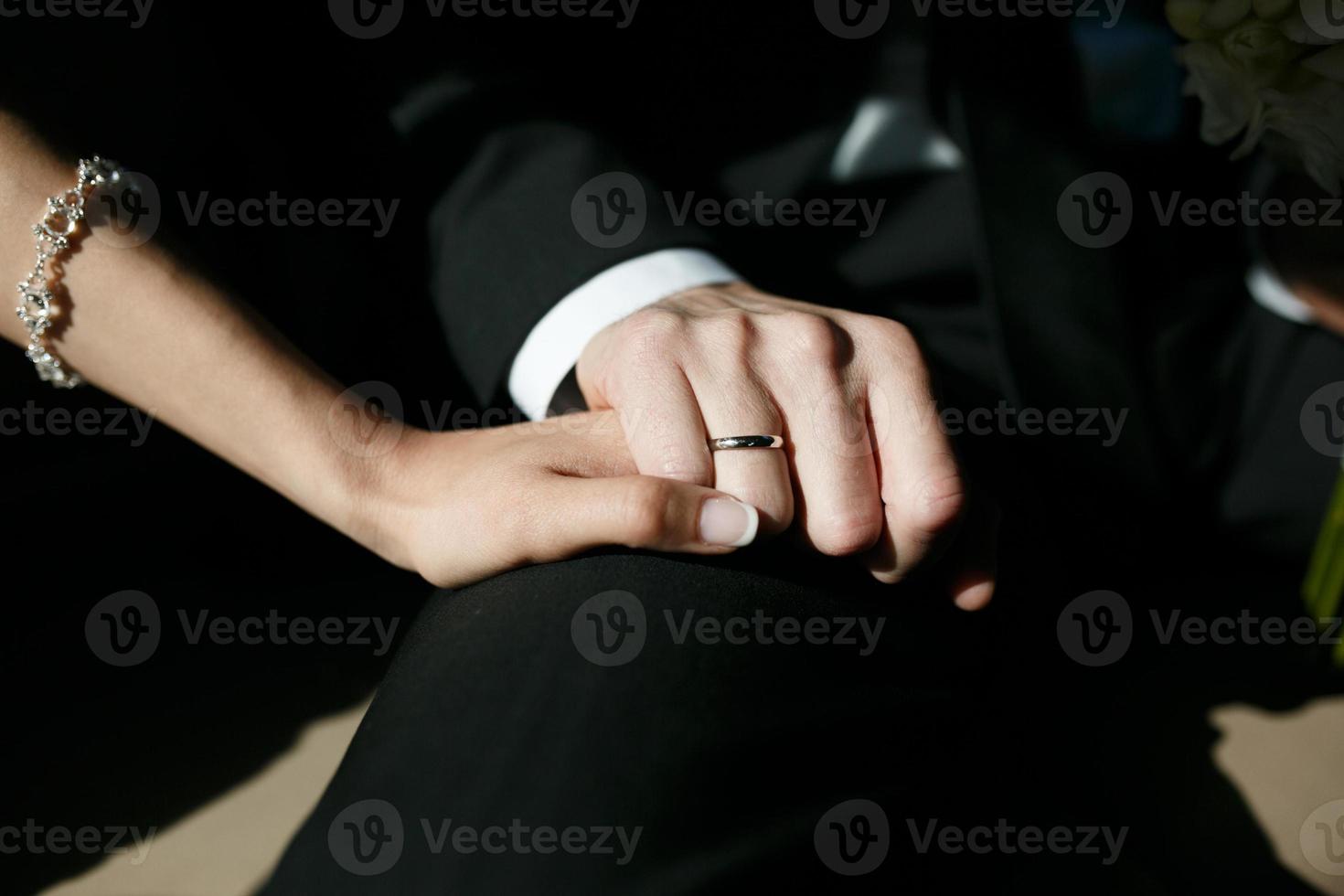 anel de casamento na mão com um brilho de sol. foto
