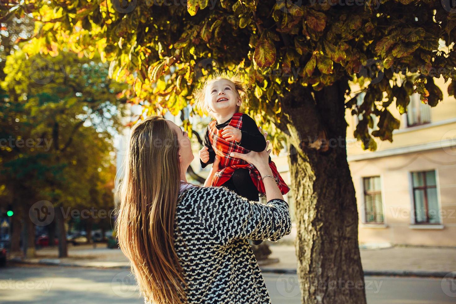 mãe e filha brincando em um parque foto