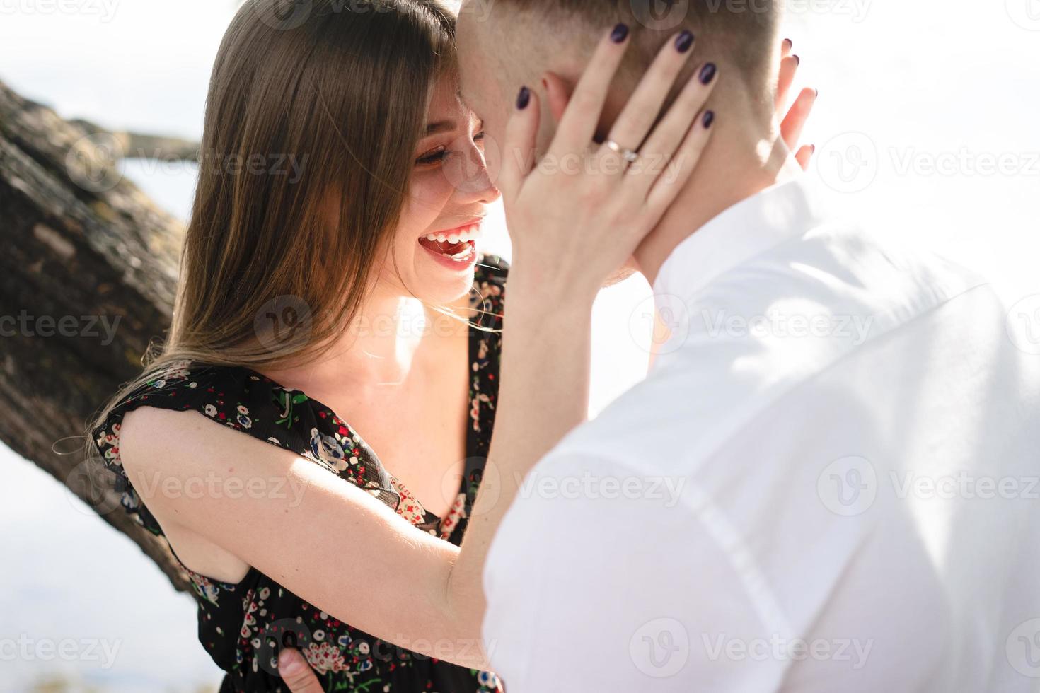 um par de amantes posando para a câmera. foto