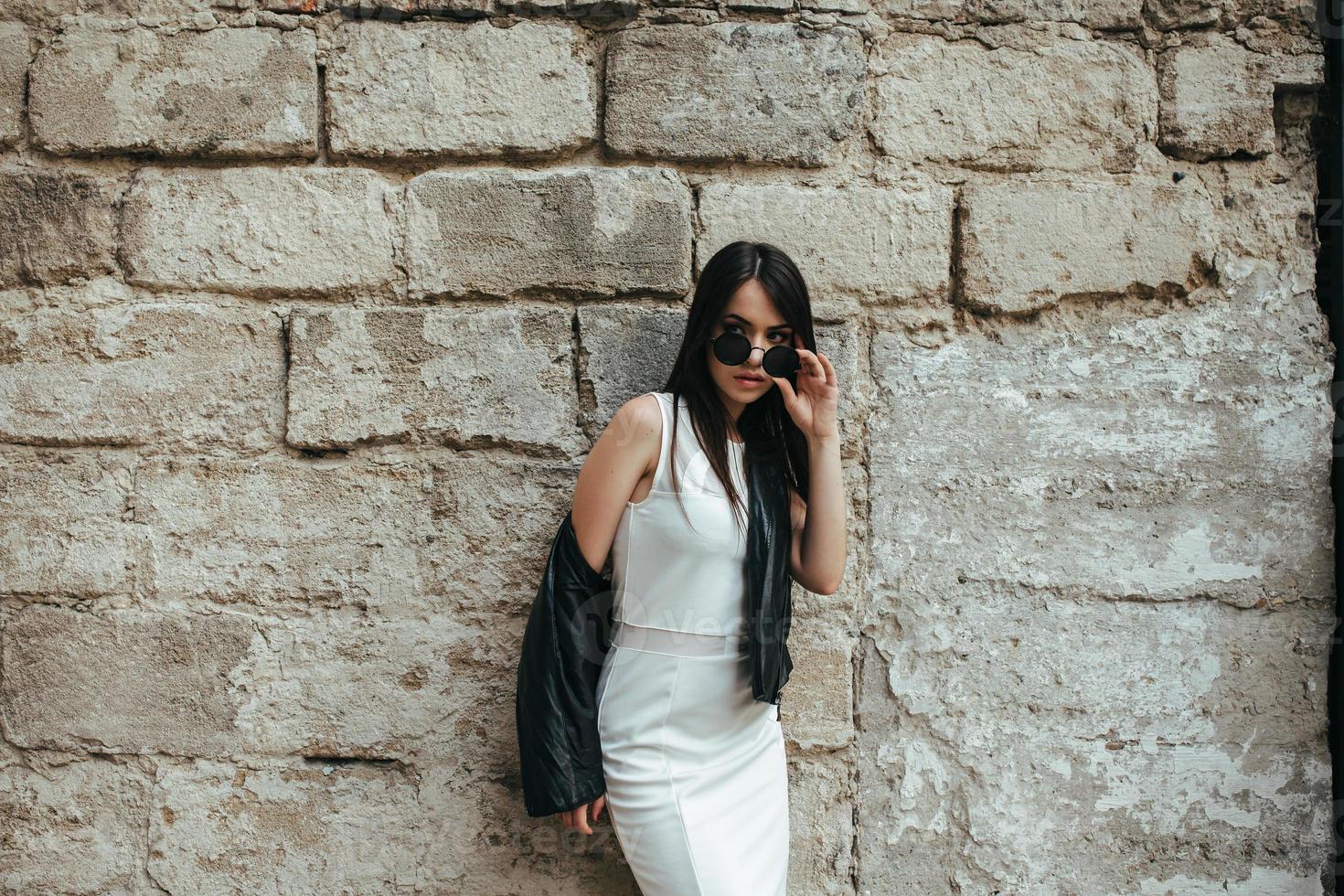 moda atraente mulher de vestido branco foto