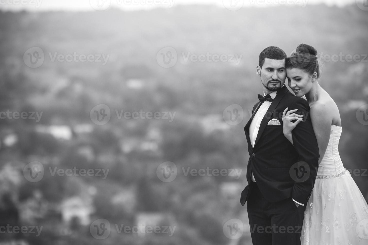 casal de noivos posando para a câmera foto