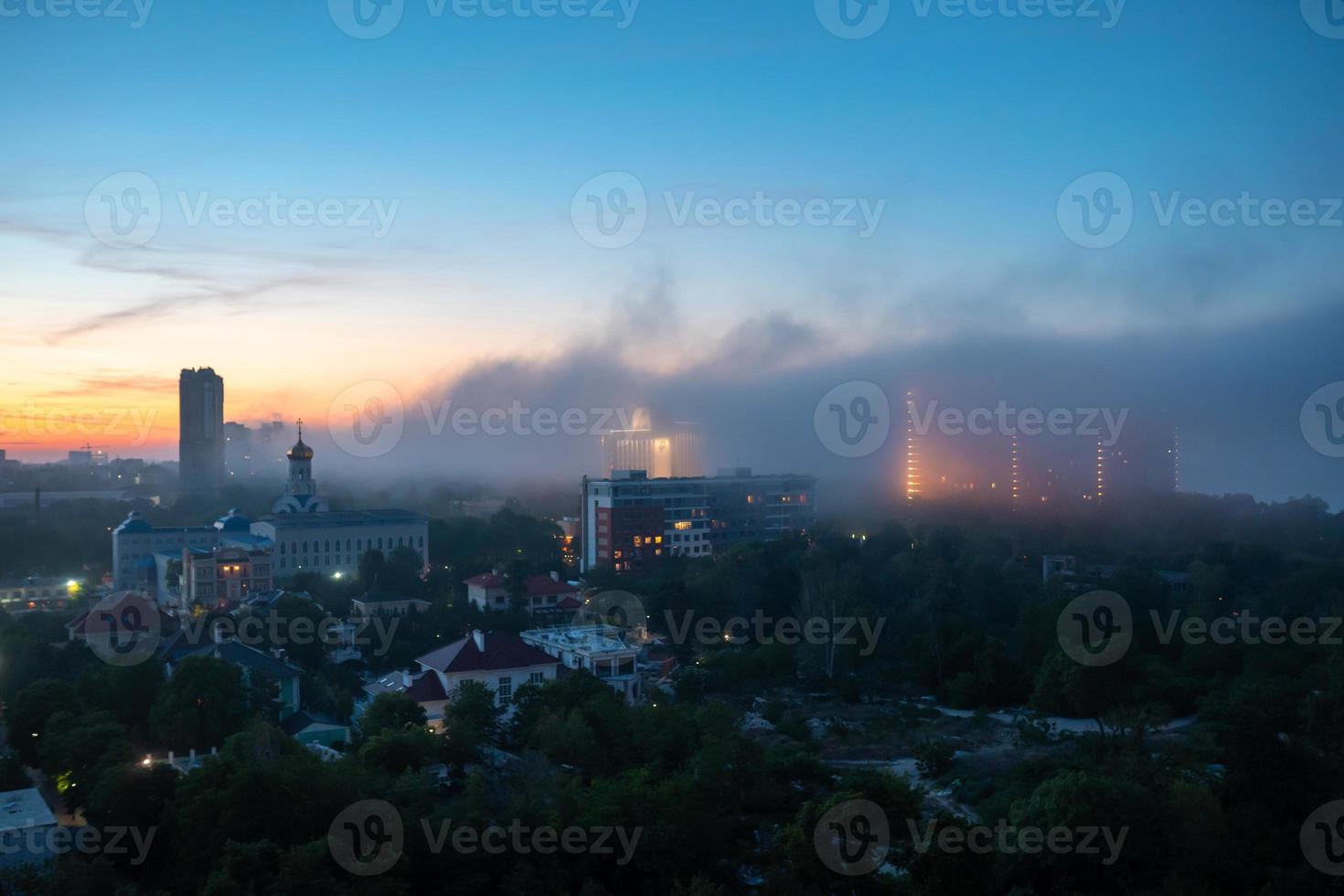 vista de edifícios residenciais por do sol com céu nublado. foto