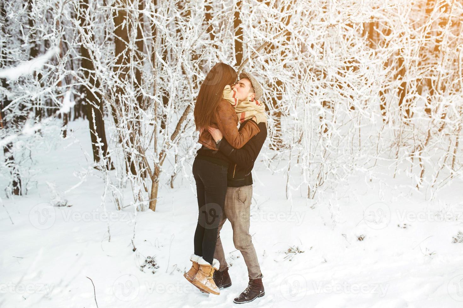 casal feliz no parque de neve foto